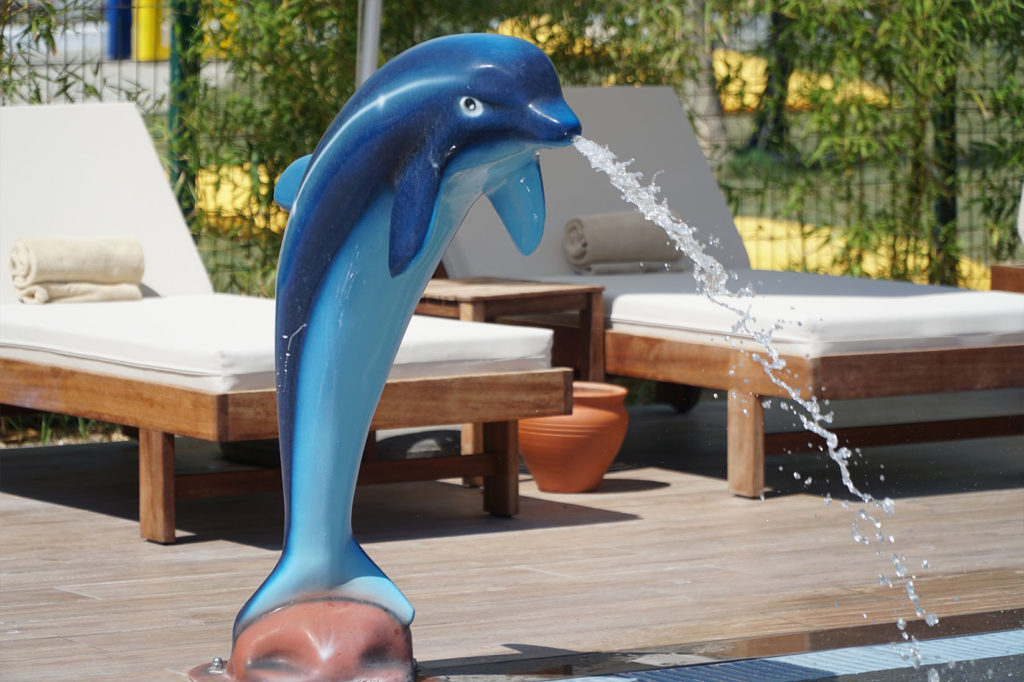 Фантанчик с черным ремикс. Кемер дельфинчики фонтан. Скульптура дельфина. Фонтанчик с дельфином. Садовая фигура Дельфин.